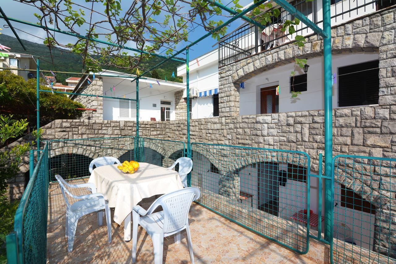 Apartments Jovana Petrovac Buitenkant foto